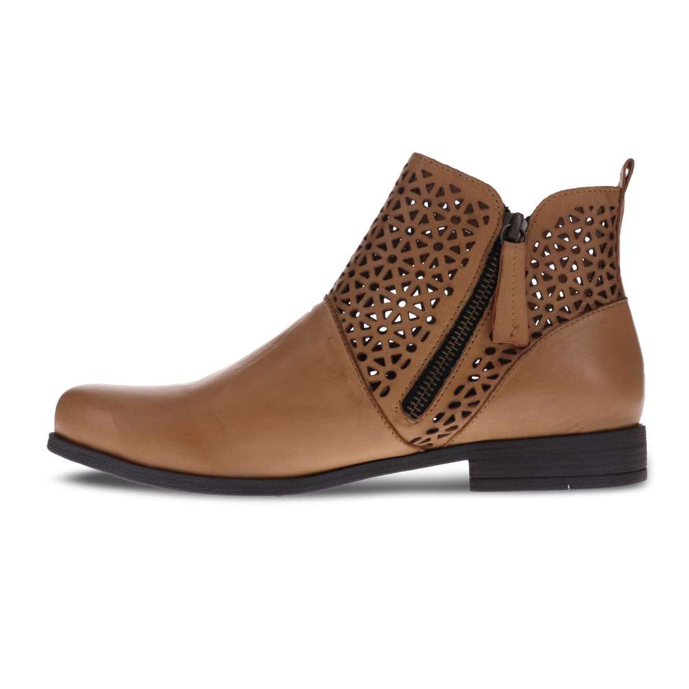 B Logan Boot - Tan